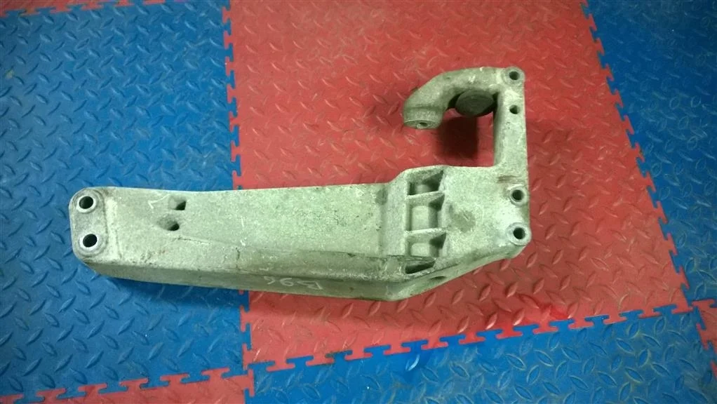 кронштейн кпп BMW X3 F25  N55B30A 306 лс 3.0i