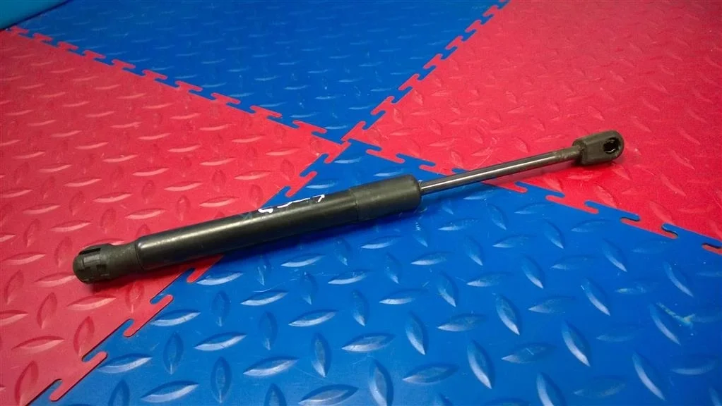 амортизатор капота BMW X3 F25  N47D20C 184 лс 2.0D