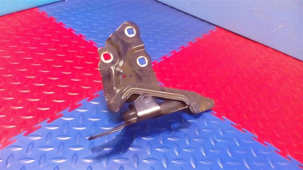 петля капота BMW X3 F25  N20B20A 245 лс 2.0i