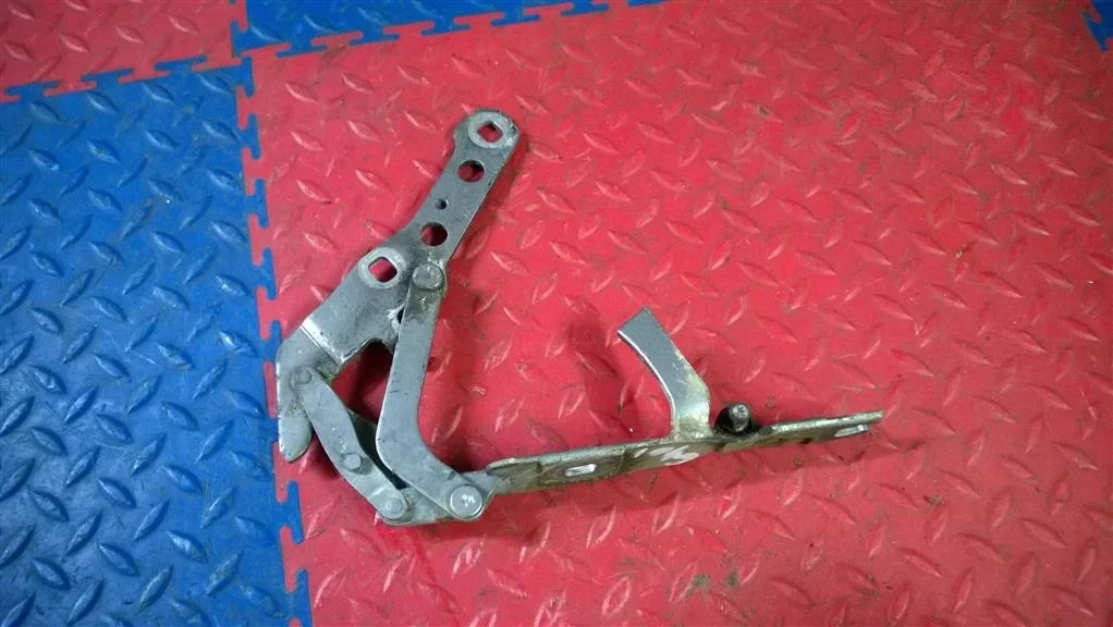 петля капота BMW X3 E83  N47D20C 177лс. 2.0D