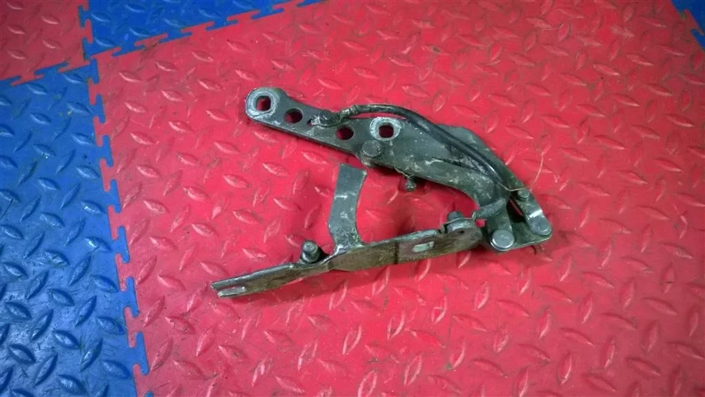 петля капота BMW X3 E83  N47D20C 177лс. 2.0D