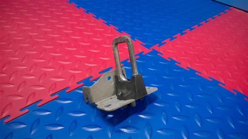 ответная часть замка капота BMW X3 F25  N55B30A 306 лс 3.0i