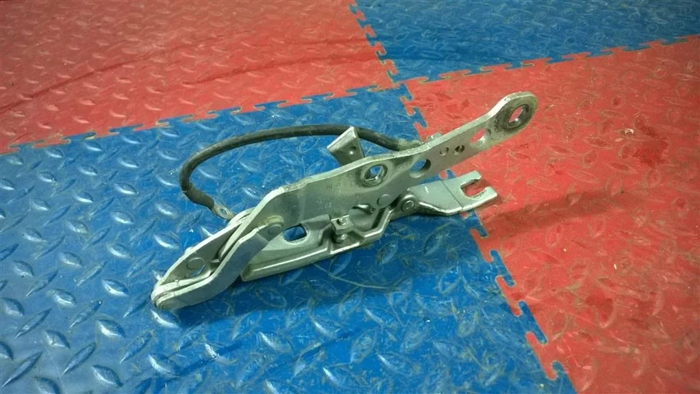 петля капота BMW X3 E83  M54B30 231ЛС 3.0I