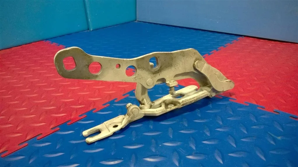 петля капота BMW X3 E83