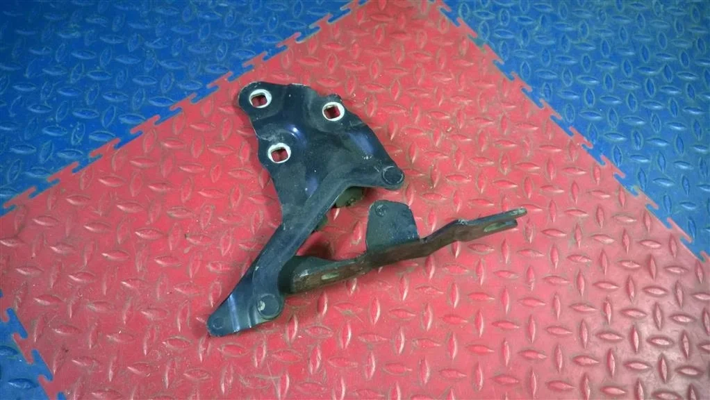 петля капота BMW X3 F25  N52B30A 272 лс 3.0i