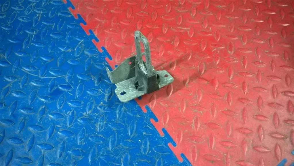 ответная часть замка капота BMW X3 F25  N52B30A 272 лс 3.0i