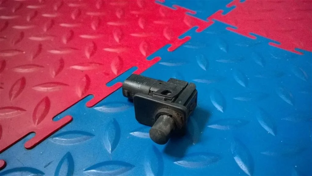 кнопка капота BMW 5-серия E60/E61