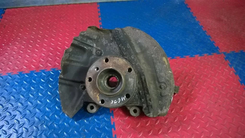 кулак поворотный BMW X5 E53  M54B30 231 лс 3.0