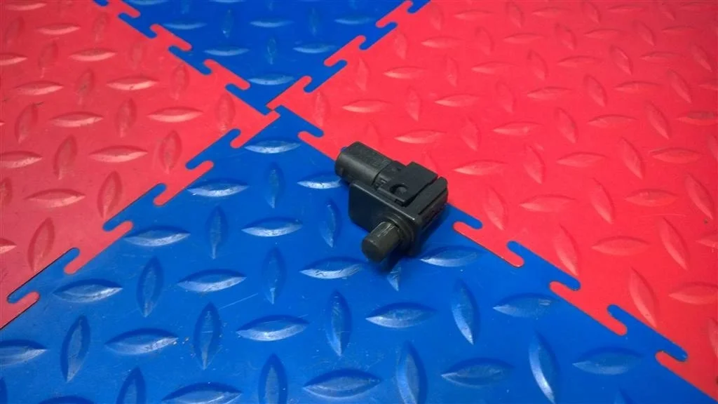 кнопка капота BMW X3 E83  M54B30 231лс.3.0i