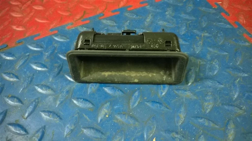кнопка открывания багажника BMW X1 E84  N47D20C