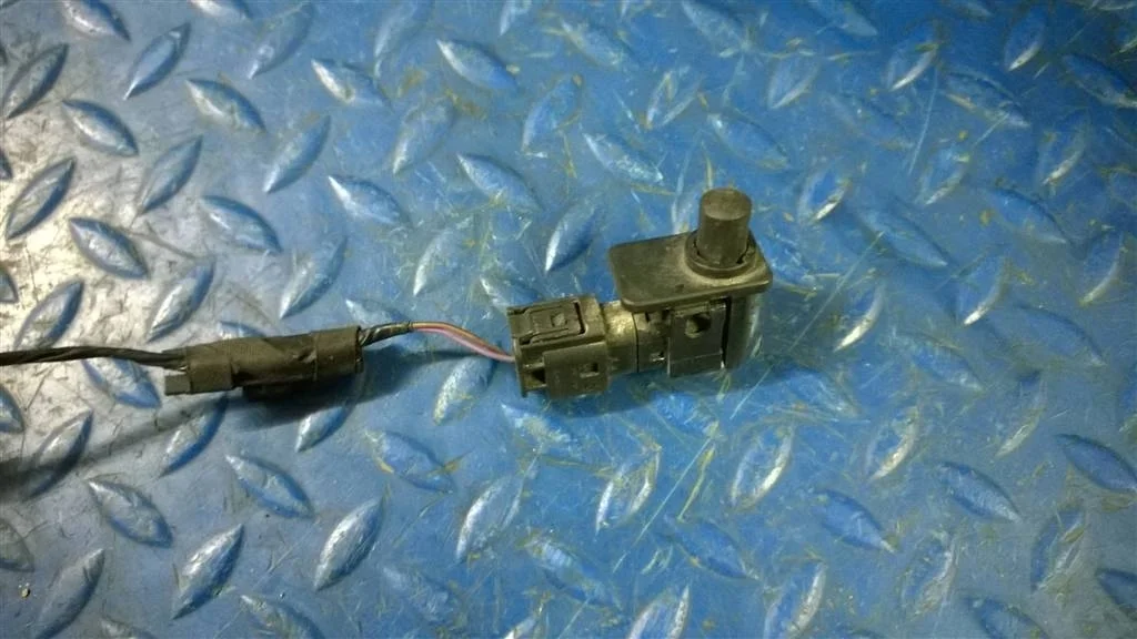 кнопка капота BMW X1 E84  N47D20C