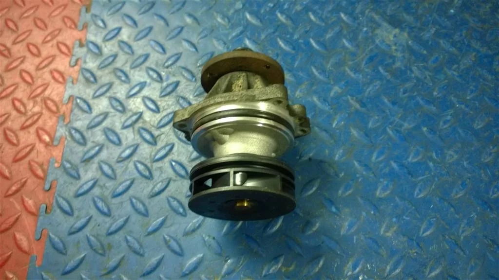 насос водяной помпа BMW X5 E53  M54B30 231 лс 3.0i