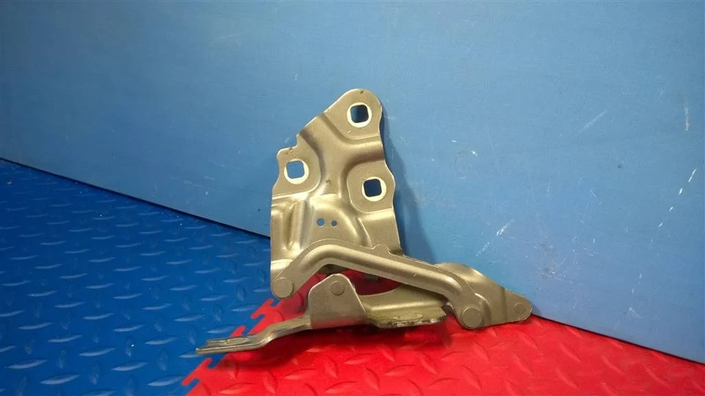 петля капота BMW X3 F25  N47D20C 184 лс 2.0D