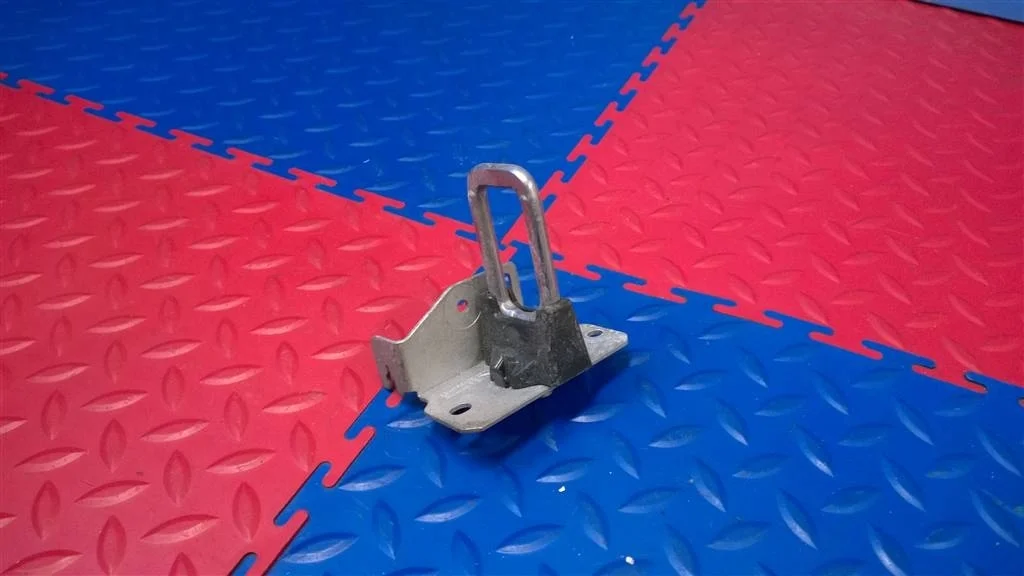 ответная часть замка капота BMW X3 F25  N47D20C 184 лс 2.0D