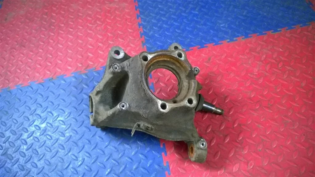 кулак поворотный BMW X3 F25  N47D20C 184 лс 2.0D