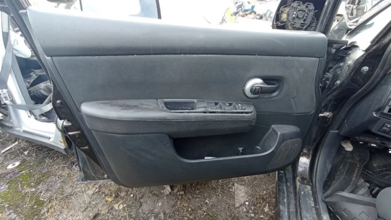 Обшивка двери передняя левая Nissan Tiida C11