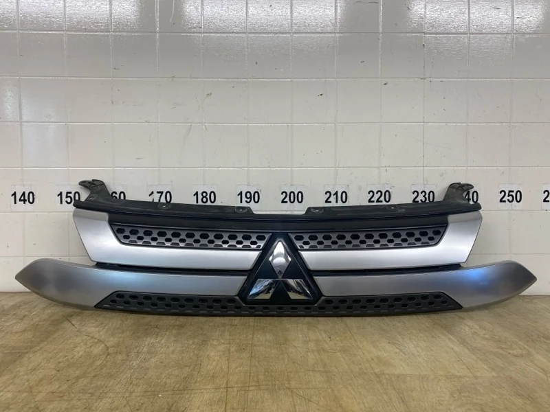 Решетка радиатора MITSUBISHI OUTLANDER 3 2019 2020 2021 GF