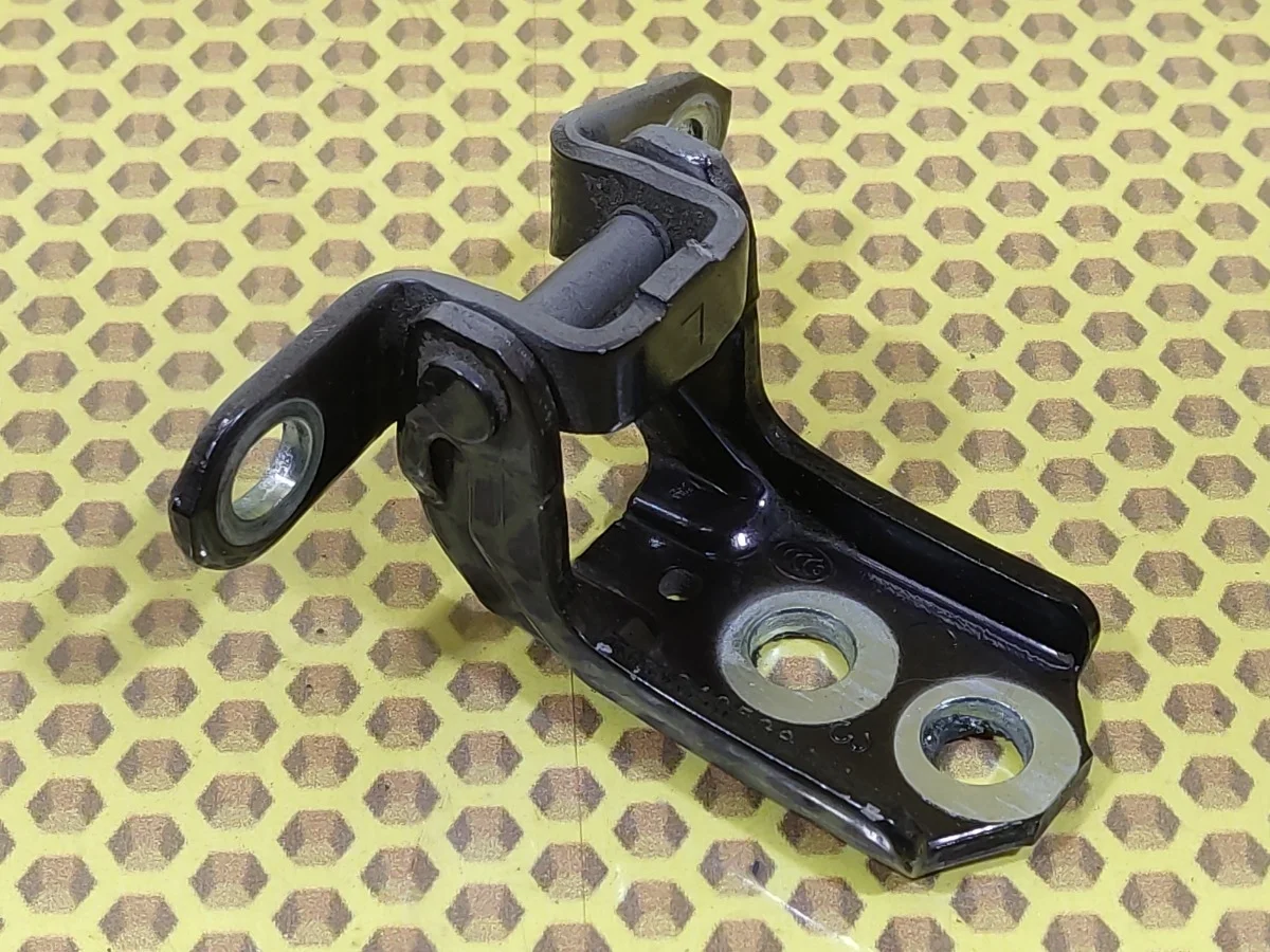 Петля двери задняя нижняя Nissan Juke 2014 F15