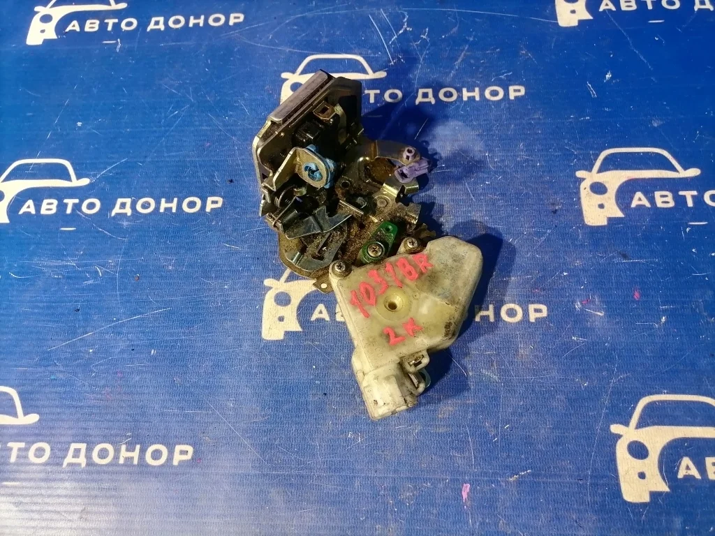 замок двери NISSAN TINO V10 -