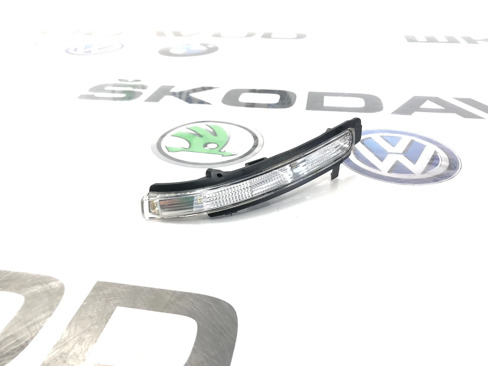 Поворотник зеркала заднего вида Skoda Octavia 3T0949101 A5 (1Z), левый