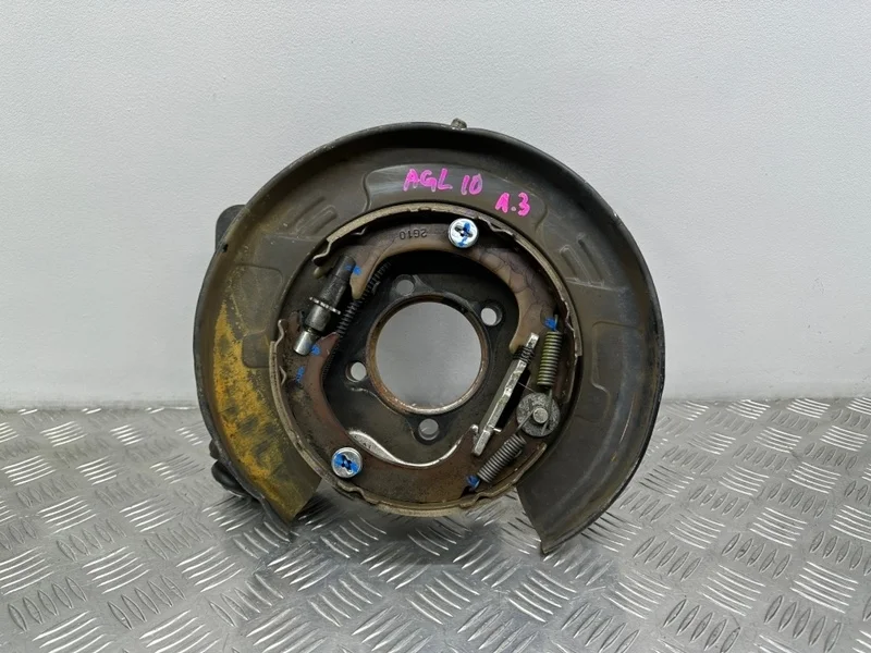 Кулак Lexus RX270 AGL10