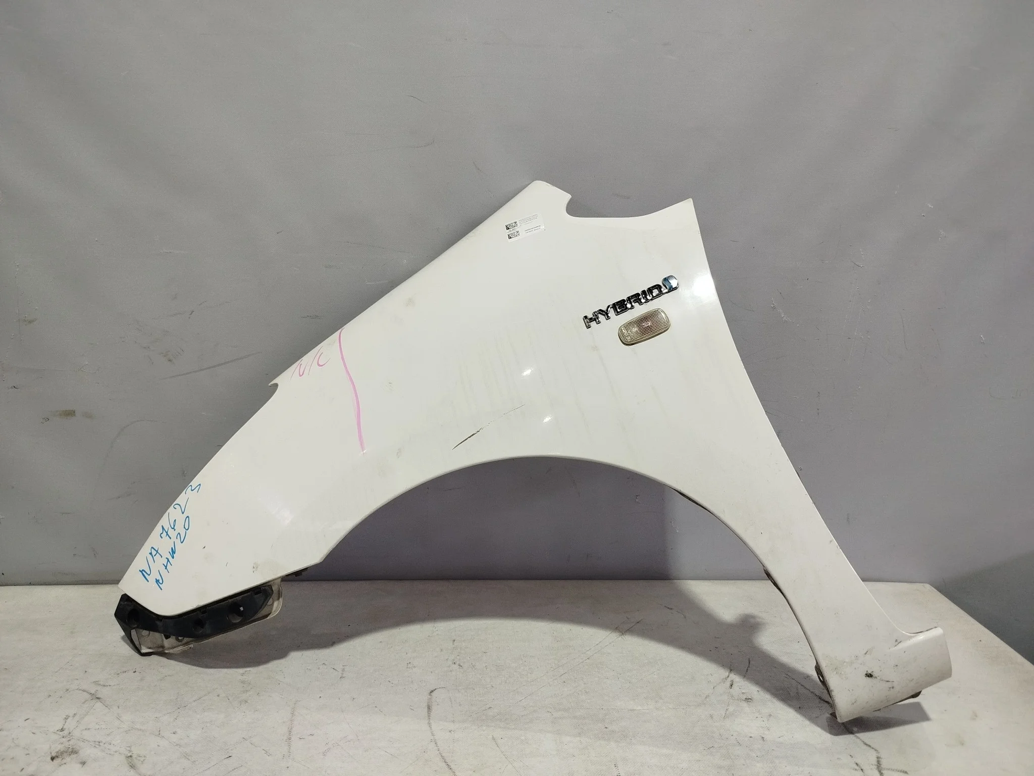 КРЫЛО TOYOTA PRIUS NHW20 5380147010 ПЕРЕДНЕЕ ЛЕВОЕ С ПОВТОРИТЕЛЕМ белый NA7623