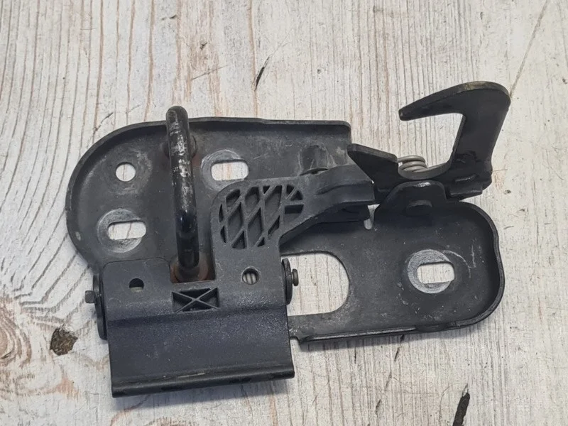 Крюк замка капота VW Touareg 2 2010-2018 7P