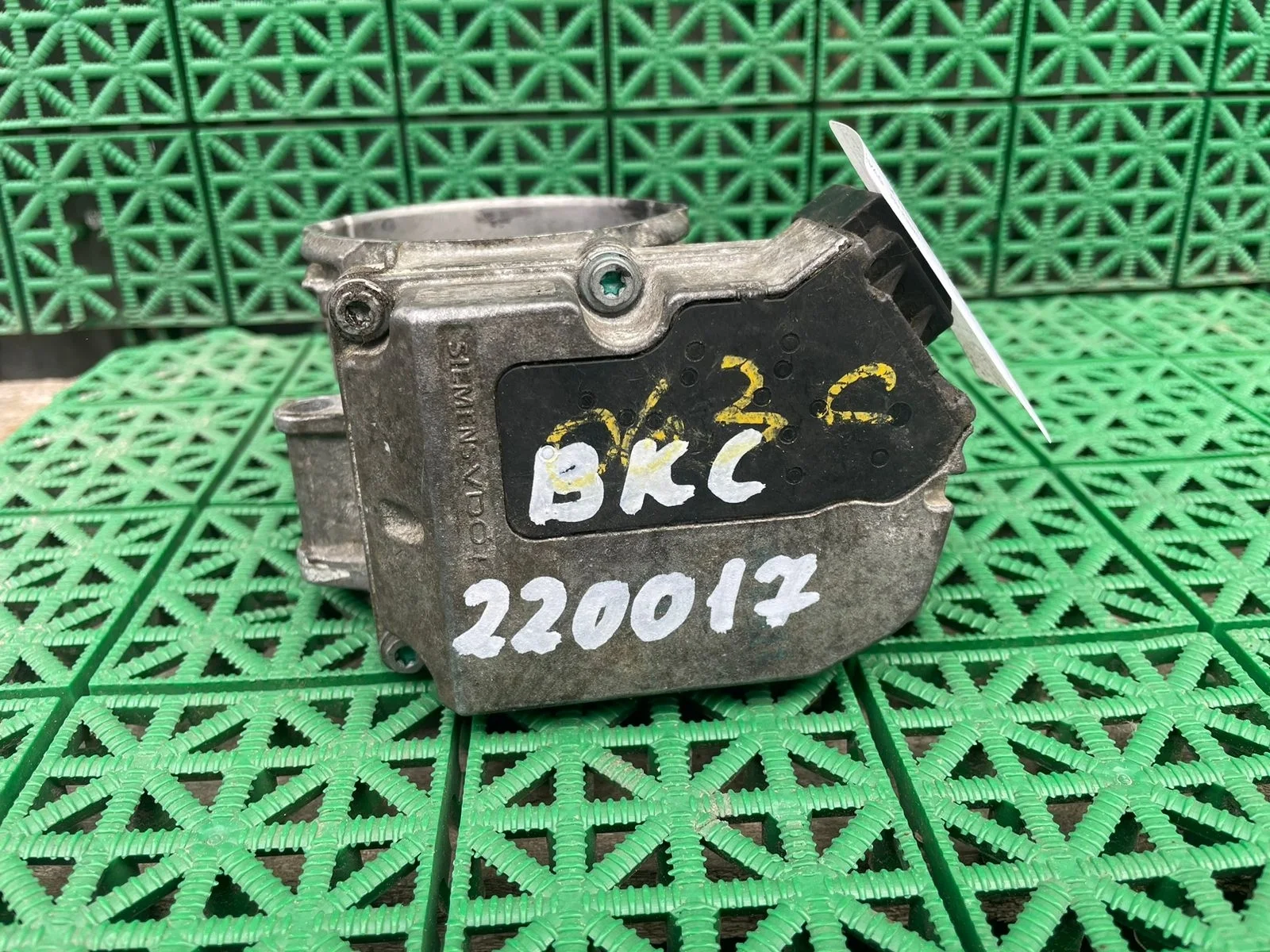 Дроссельная заслонка AUDI A3, SKODA OCTAVIA 1Z, VOLKSWAGEN GOLF 5, PASSAT B6 1,9 BKC 2004- Б/У A3(2004-2013);GOLF 5(2004-2009);PASSAT B6(2005-2010);JETTA 5(2005-2009);TOURAN(2003-2010)