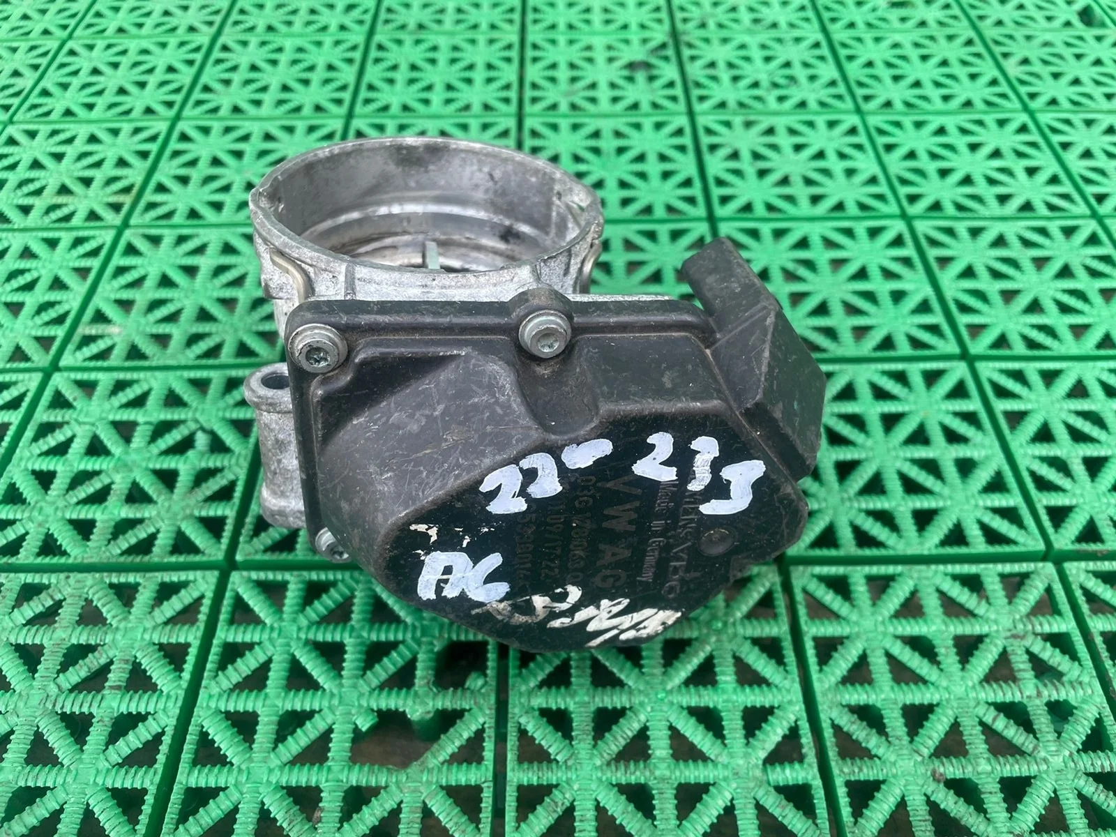 Дроссельная заслонка AUDI A3, SKODA OCTAVIA 1Z, VOLKSWAGEN GOLF 5, PASSAT B6 2,0 BMM 2005- Б/У A3(2004-2013);GOLF 5(2004-2009);PASSAT B6(2005-2010);JETTA 5(2005-2009);TOURAN(2003-2010)