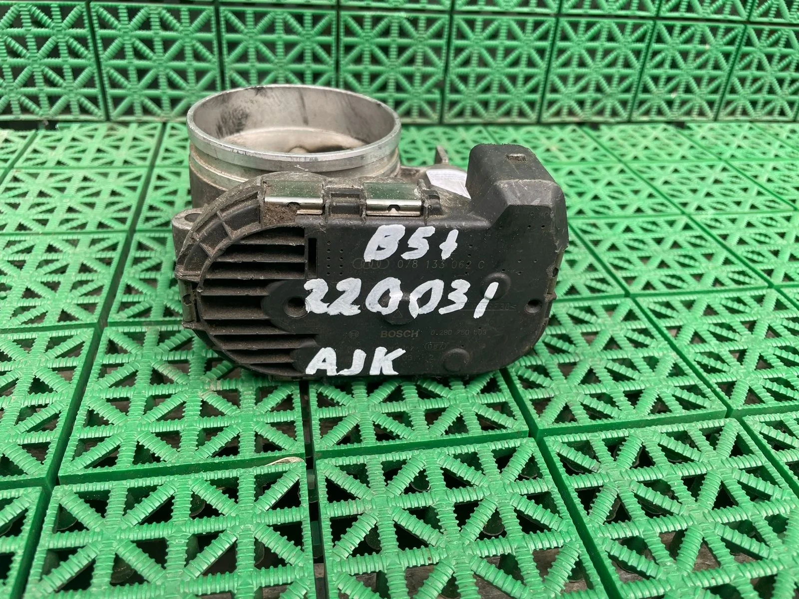 Дроссельная заслонка AUDI A4 8D, A6 C5, VOLKSWAGEN PASSAT B5/B5+ 2,7 AJK 1997- Б/У A4 8D(1995-2001);A6 C5(1997-2004);PASSAT B5(1997-2000);PASSAT B5+(2001-2004)