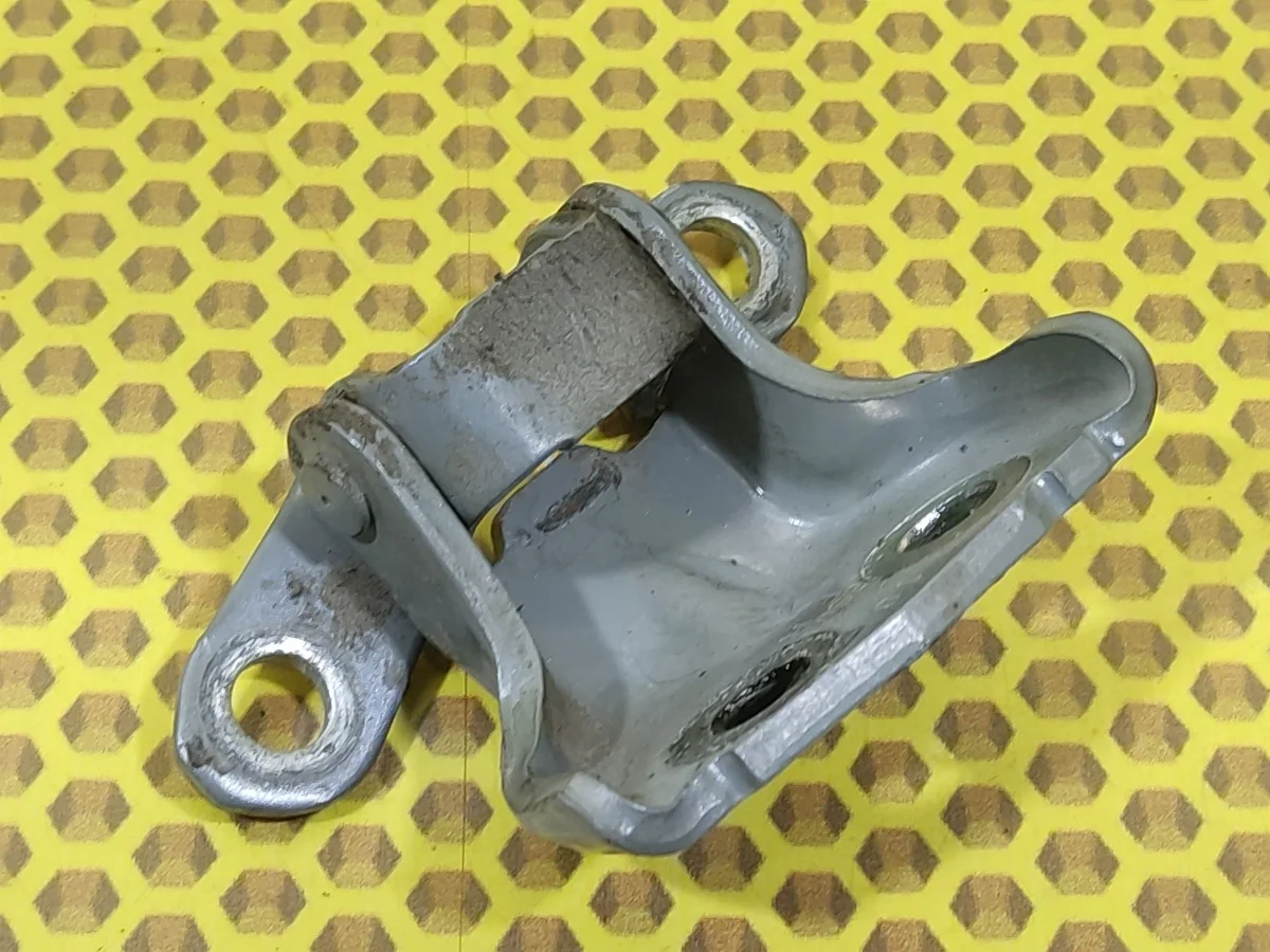 Петля двери передняя нижняя Nissan Qashqai 2011 J10