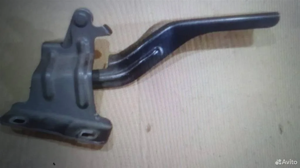 Петля капота правая Nissan X-Trail II (2007—2011)