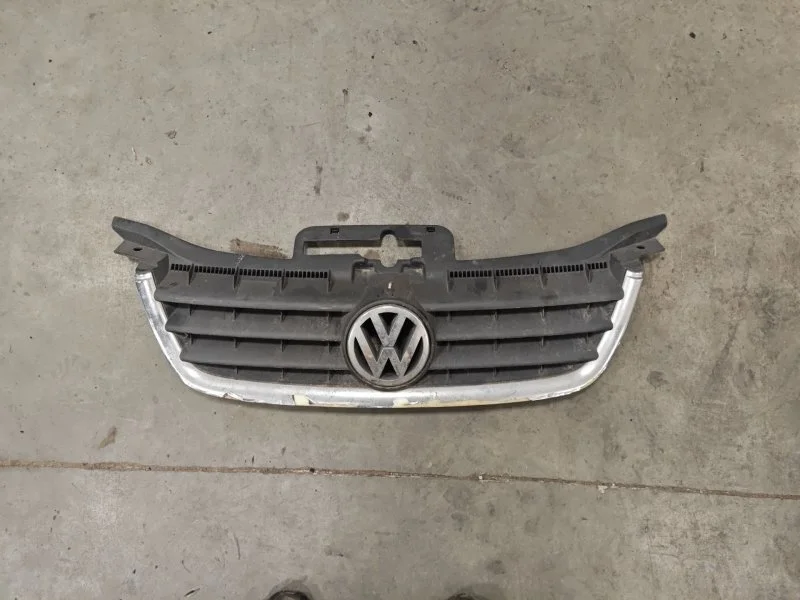 Решетка радиатора Volkswagen Touran 1