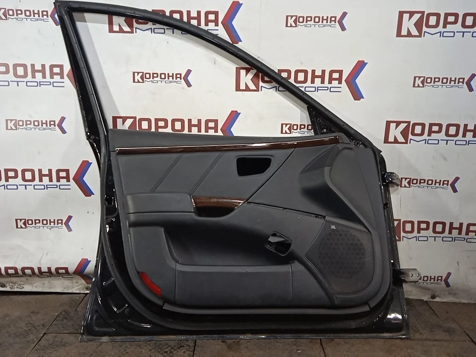 Дверь передняя левая Б/У Мелкие потёртости пустая