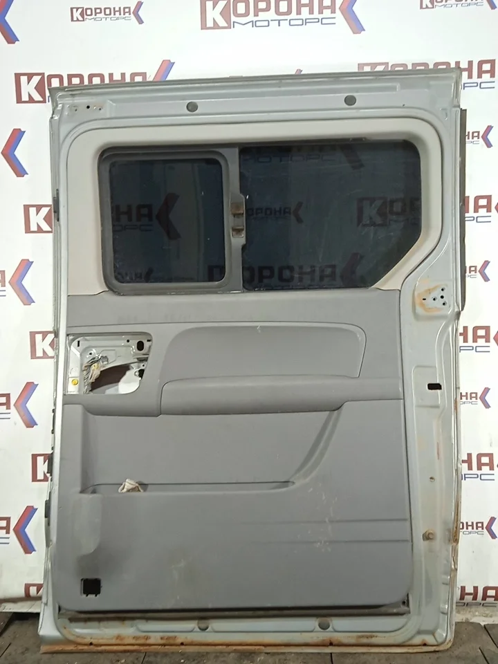 Дверь задняя правая сдвижная Б/У ржавый низ, вмятины, царапины