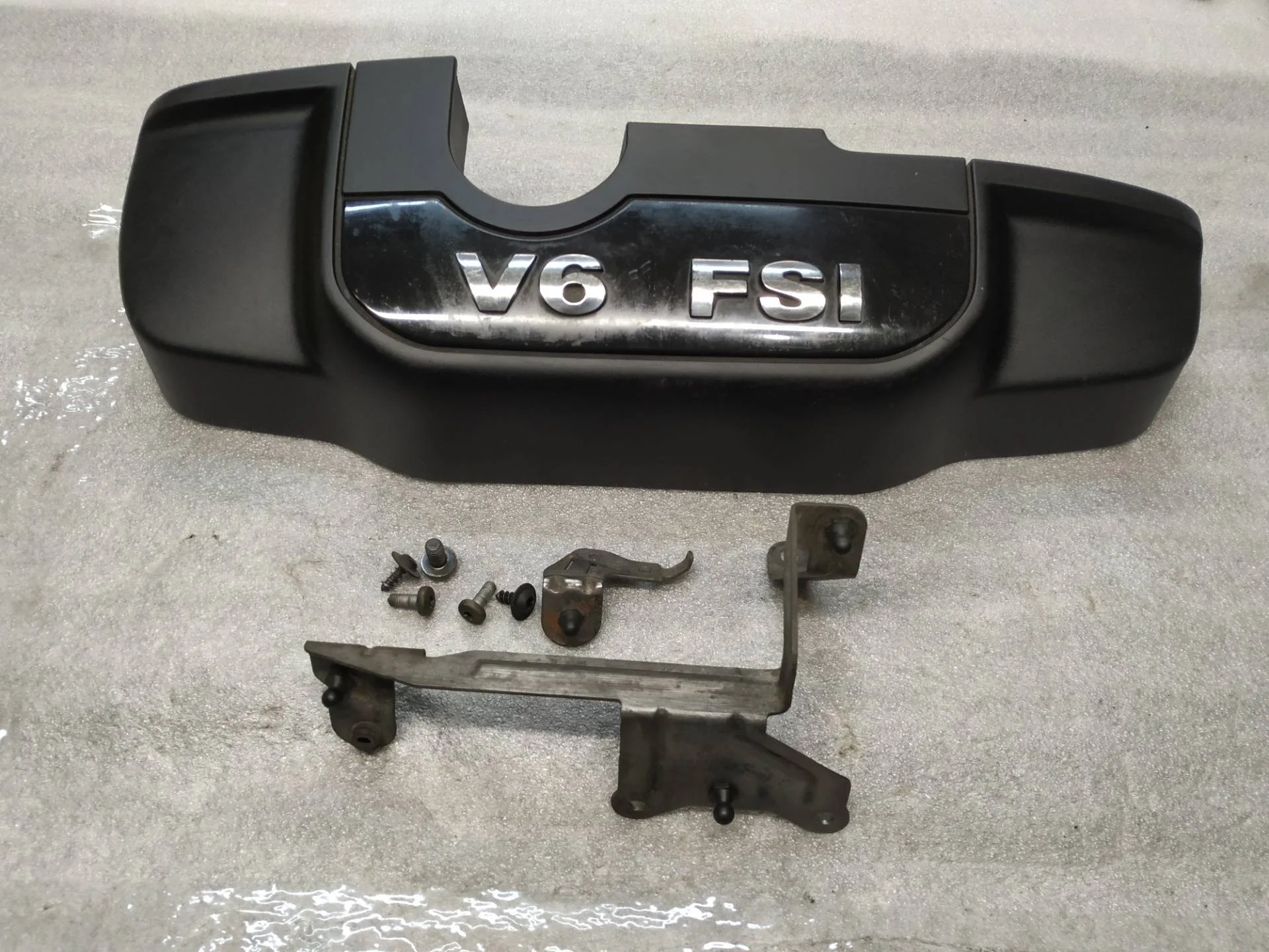 крышка двигателя Volkswagen Touareg 2 7P6 2011