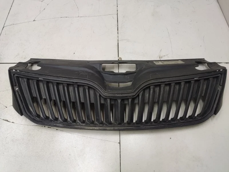 Решетка радиатора Skoda Rapid 1
