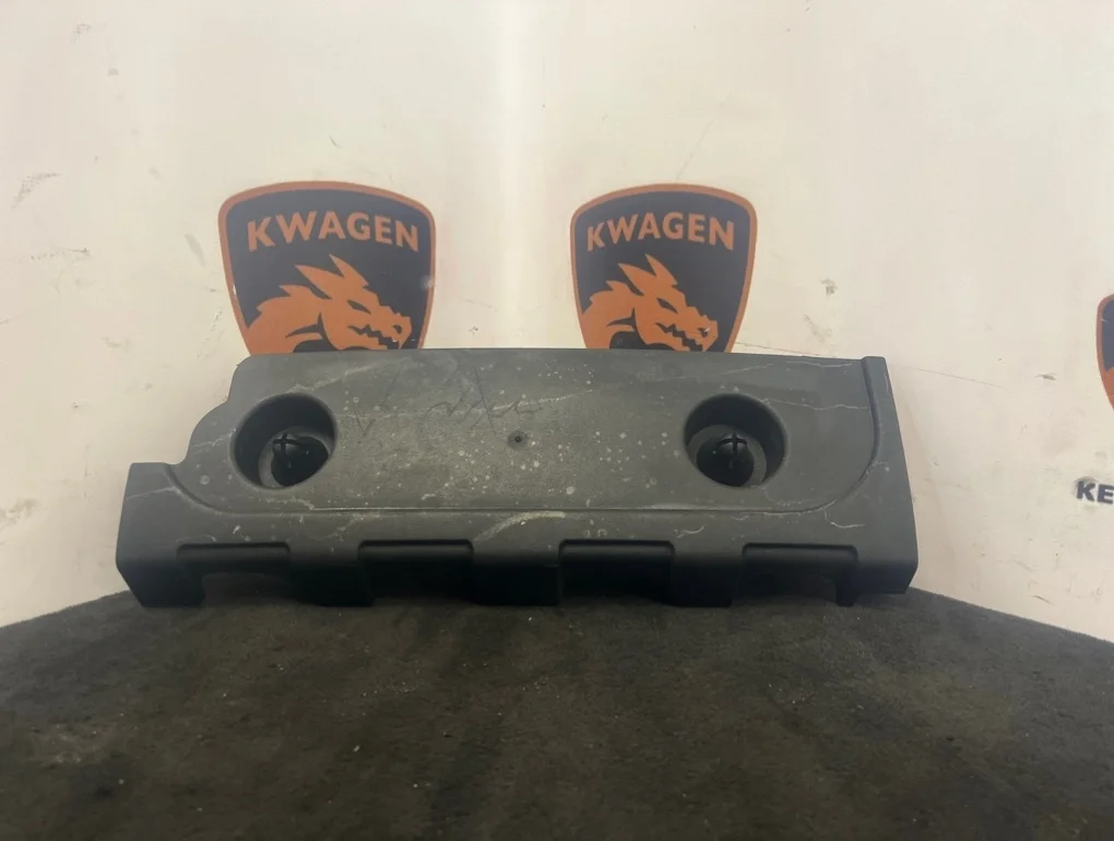 Декоративная крышка двигателя Volkswagen Passat 2010 B6