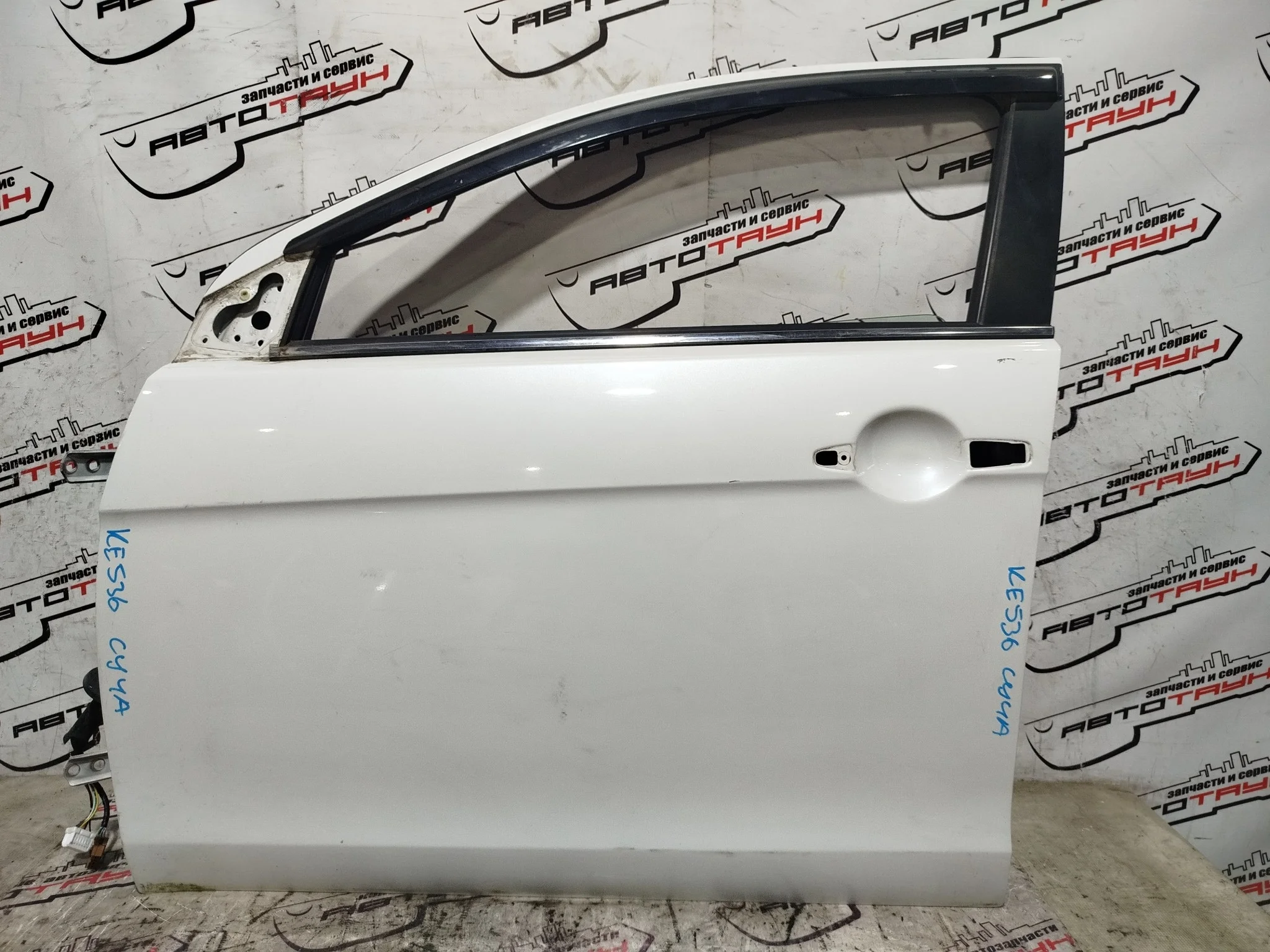 ДВЕРЬ MITSUBISHI GALANT FORTIS LANCER LANCER EVOLUTION CX1A CX2A CX3A CX4A CX5A CX6A... CX9A CY1A CY2A CY3A CY4A CY5A CY6A CY8A CY9A CZ4A 5700A557 ПЕРЕДНЯЯ ЛЕВАЯ белый, W16 KE536