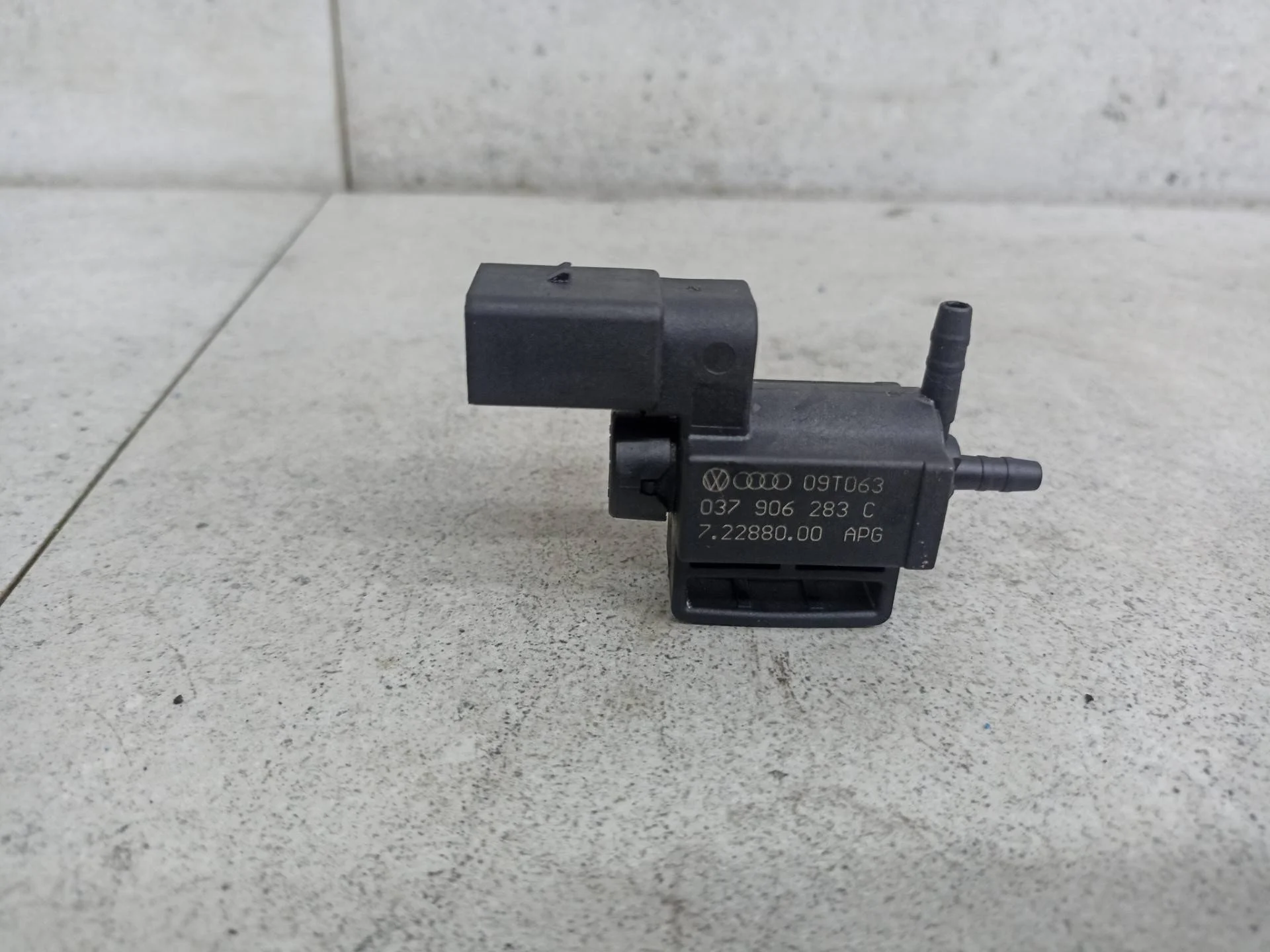 Электромагнитный клапан Audi A4 B8 2011 037906283C
