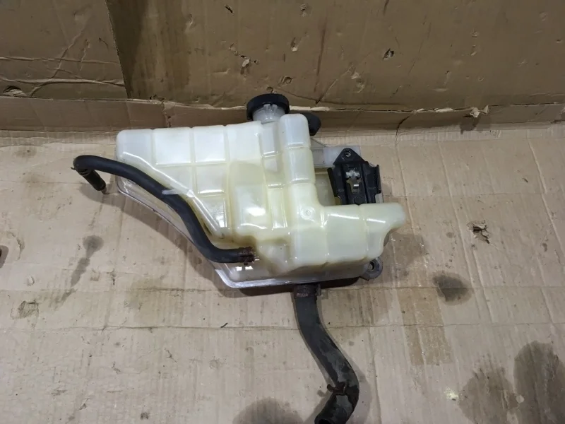 Бачок расширительный Toyota Land Cruiser 2010 1647051020 URJ200 1VD-FTV 4.5