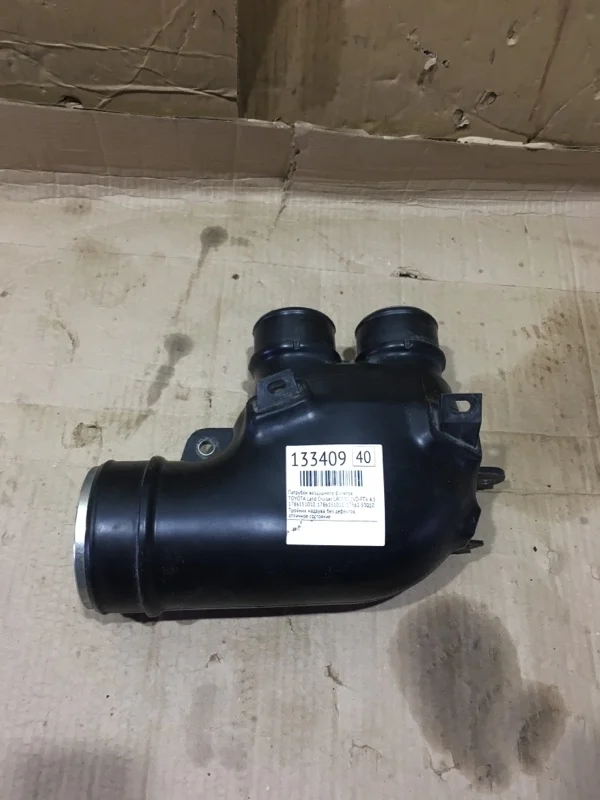 Патрубок воздушного фильтра Toyota Land Cruiser 2010 1786151010 URJ200 1VD-FTV 4.5