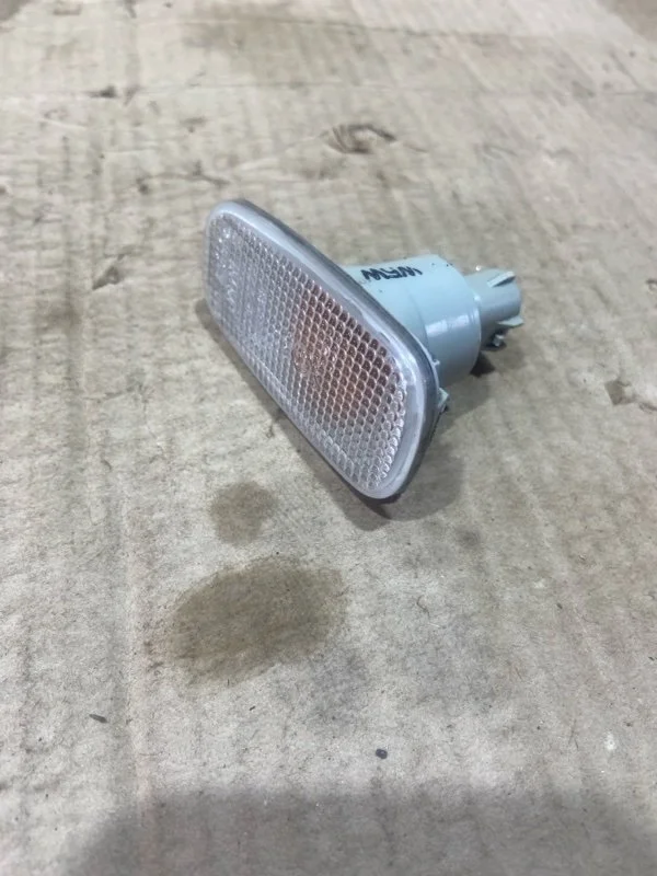 Повторитель на крыло Toyota Land Cruiser 2010 8173051011 URJ200 1VD-FTV 4.5