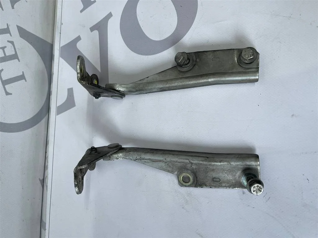 Петля капота