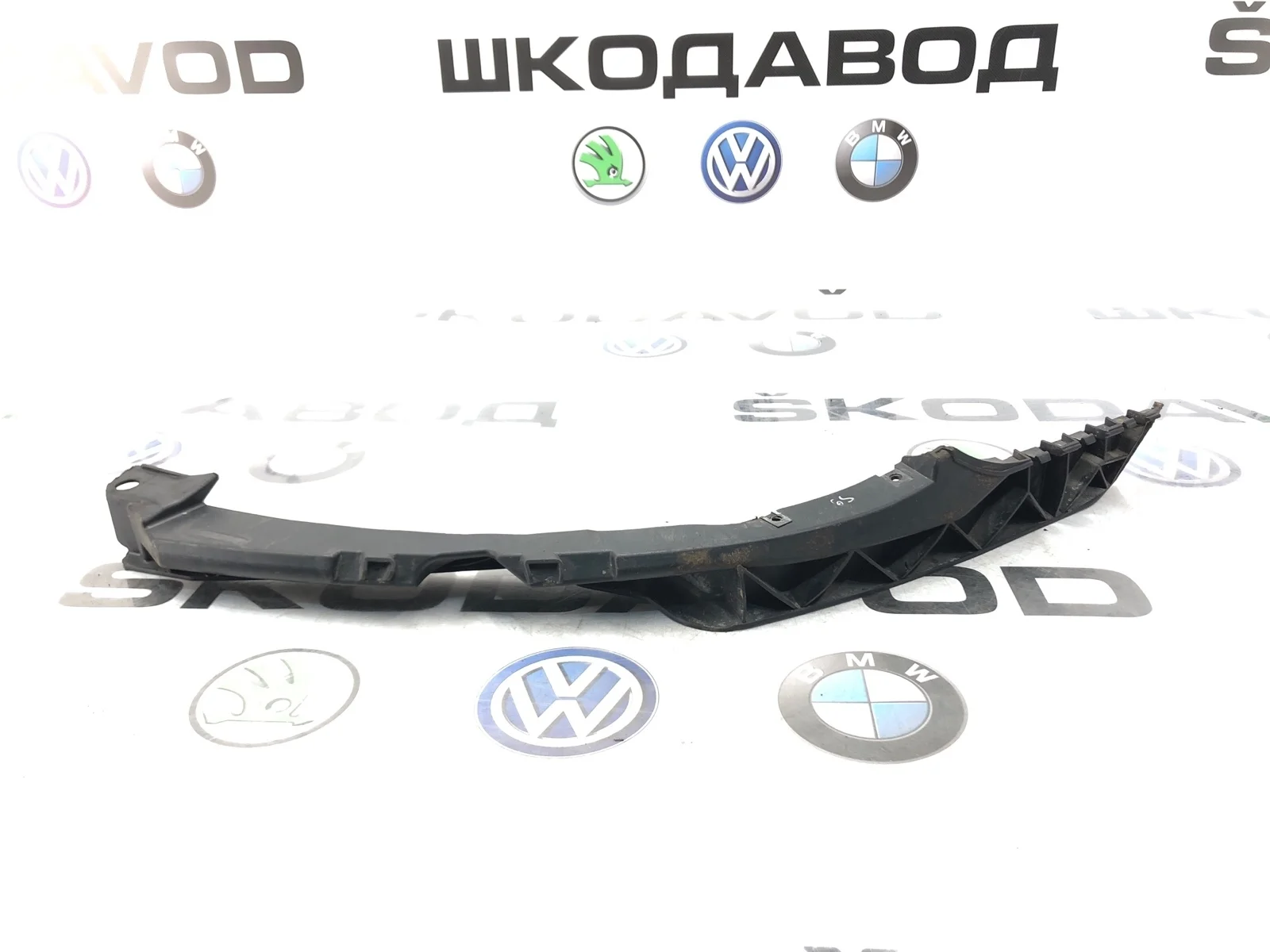 Направляющая бампера Skoda Octavia 2011 1Z0807183D A5 (1Z) 1.6 BSE, передняя левая