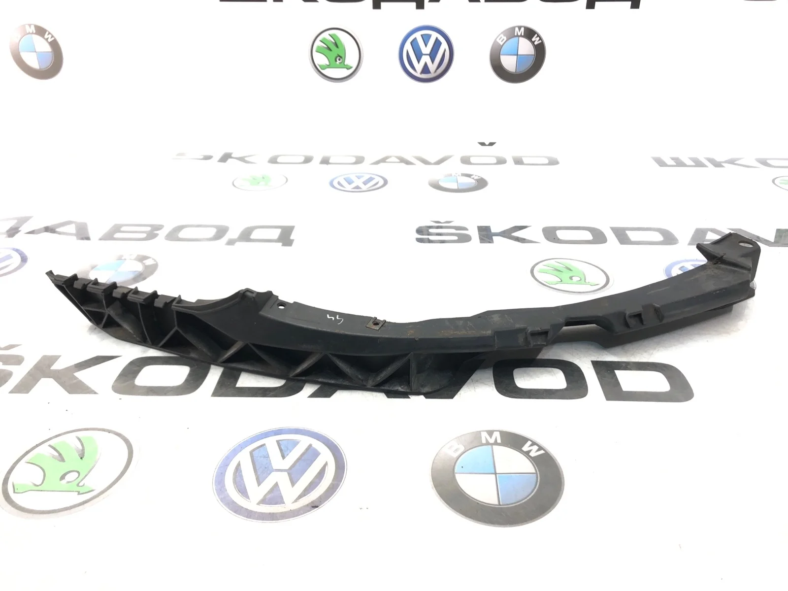 Направляющая бампера Skoda Octavia 2011 1Z0807184D A5 (1Z) 1.6 BSE, передняя правая