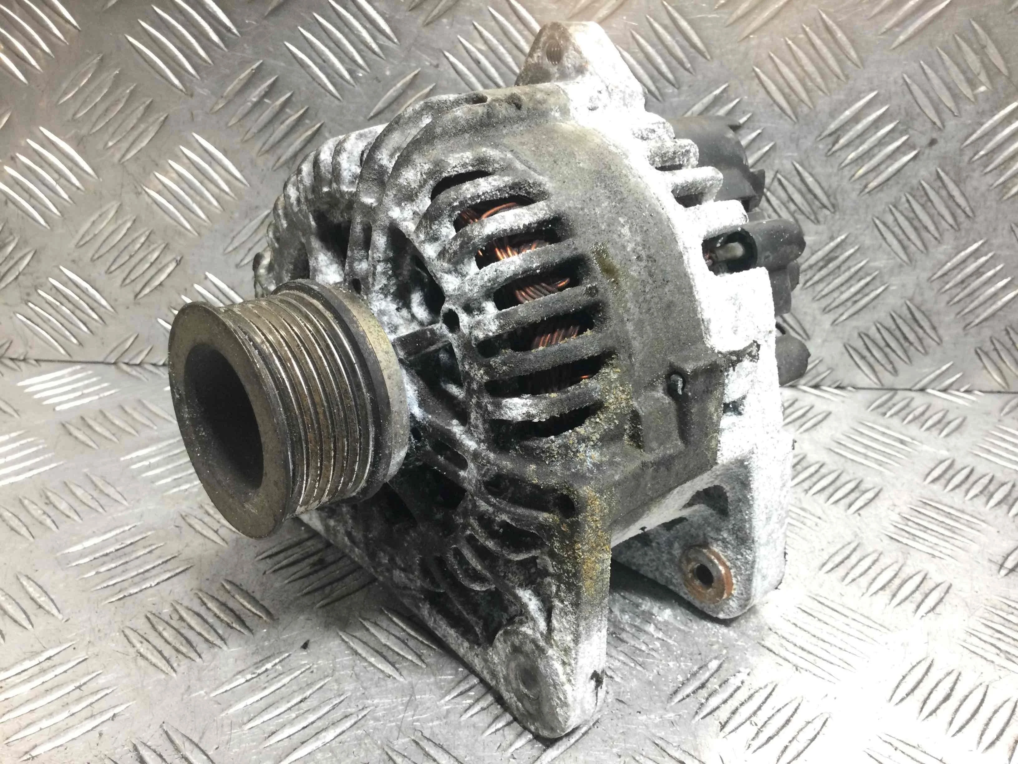 Генератор Renault Megane Megane II (KM,LM) 2003 - 2009 бензин 1.6 i Механика Х/б