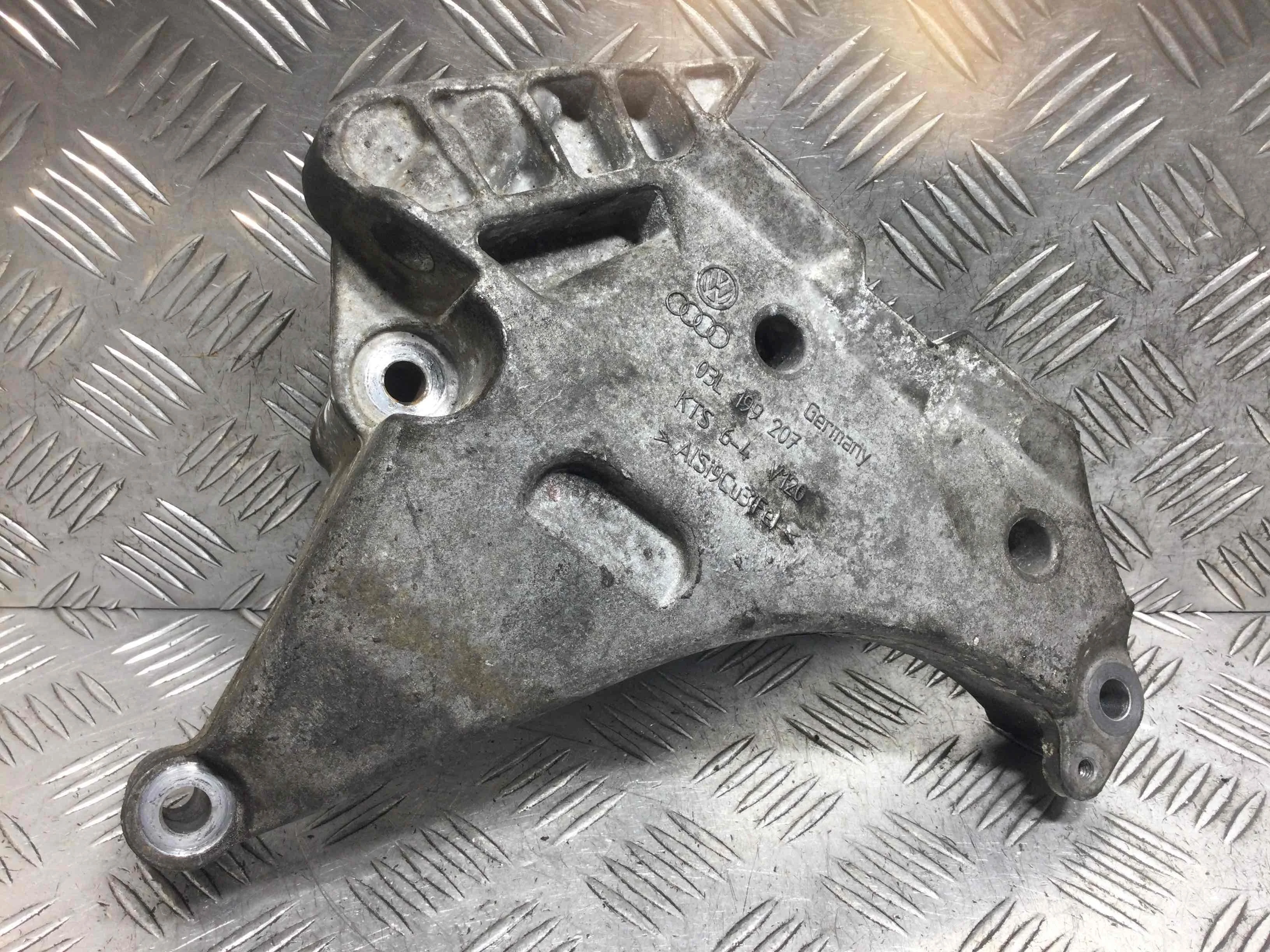 Кронштейн двигателя Volkswagen Passat B7 (2010-2015) дизель 2.0 TDI Механика Универсал