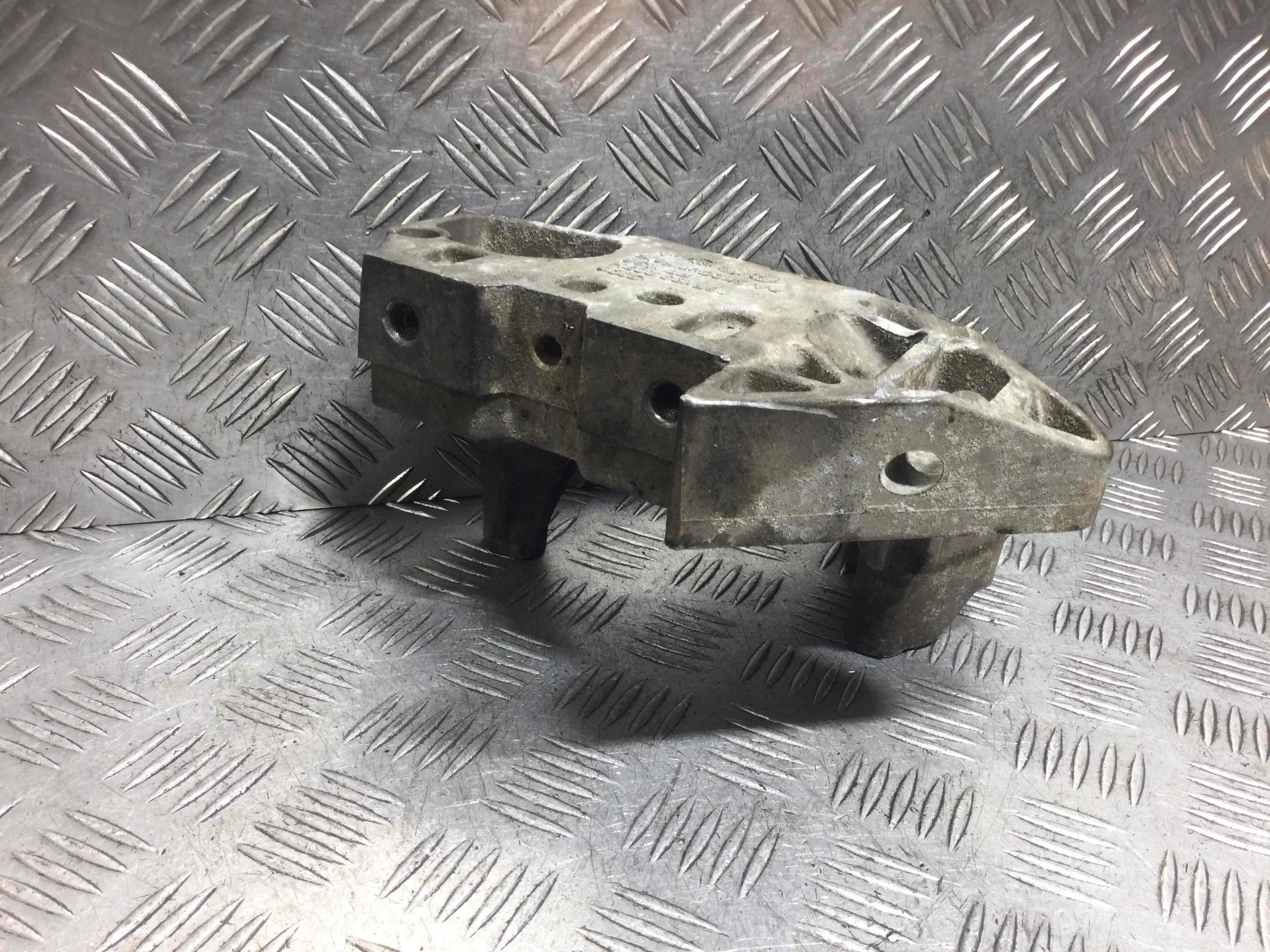 Кронштейн двигателя Volkswagen Passat B6 (2005-2010) бензин 2.0 TFSI Механика Седан