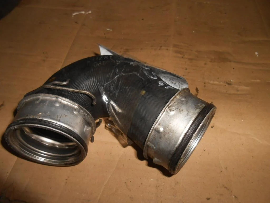 Патрубок интеркулера Volkswagen Passat B5+ (3B) 2000-2005 рестайлинг 2002 1,9 Дизель